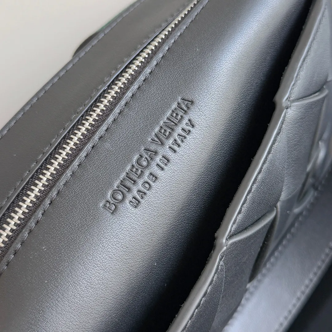 Batch 1860 BOTTEGA VENETA new Diago crossbody bag The diagonally built dynamic silhouette shows unique ingenuity. As a member of the B family's early autumn series, it uses the highest quality calfskin. The entire bag is softer, thicker and heavier, and durable. It is equipped with an adjustable strap. The texture of the 3cm wide leather strap is very similar to the litchi pattern. It is slightly stiffer than the litchi pattern. It is low-key, luxurious and full of connotation. It is refreshing and comfortable to match the upper body. Hu Yitian was also successfully captured by it. Style number: 795637 Size: 22.5*16.5*5.5cm